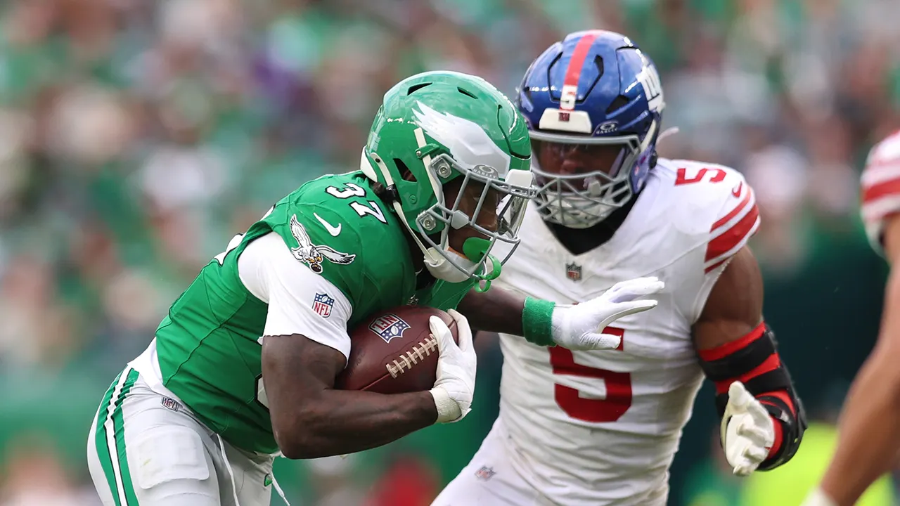 Giants’ Kayvon Thibodeaux sounds off after controversial call on tush push vs Eagles